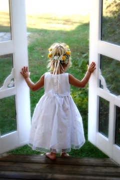 This photo of a darling flower girl ... I'm sure she was one of the hits of the wedding ... was taken by Jason Nelson of Pittsburgh, Pennsylvania.